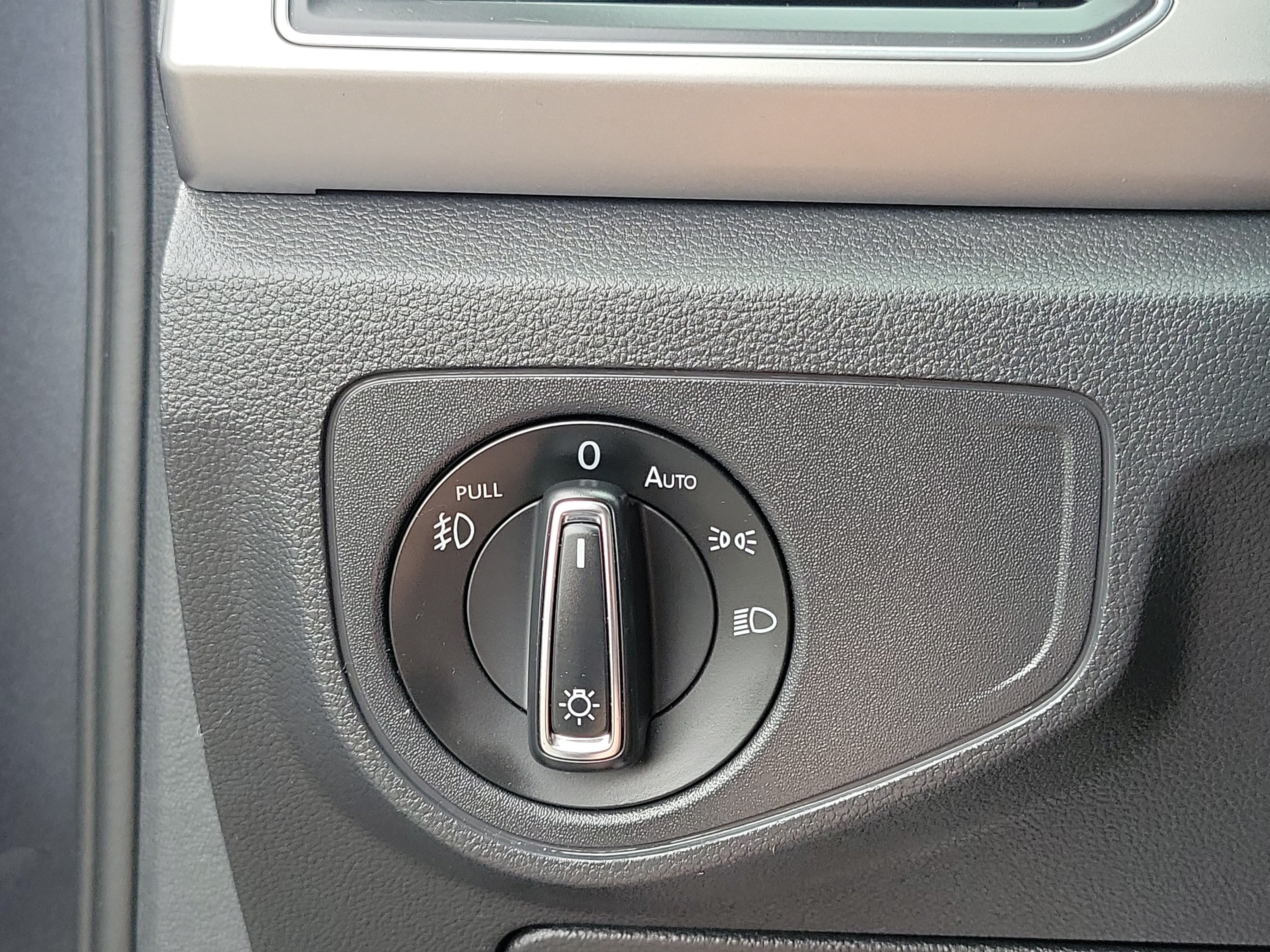 Used 2018 Volkswagen Atlas SE FWD image 12
