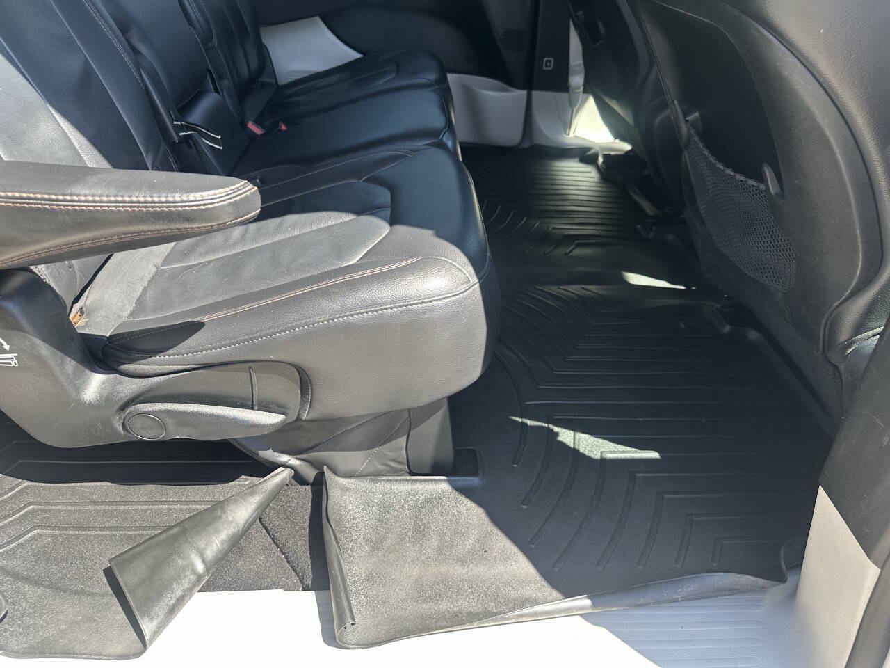 Used 2017 Chrysler Pacifica Touring-L w/ Tire & Wheel Group FWD image 38