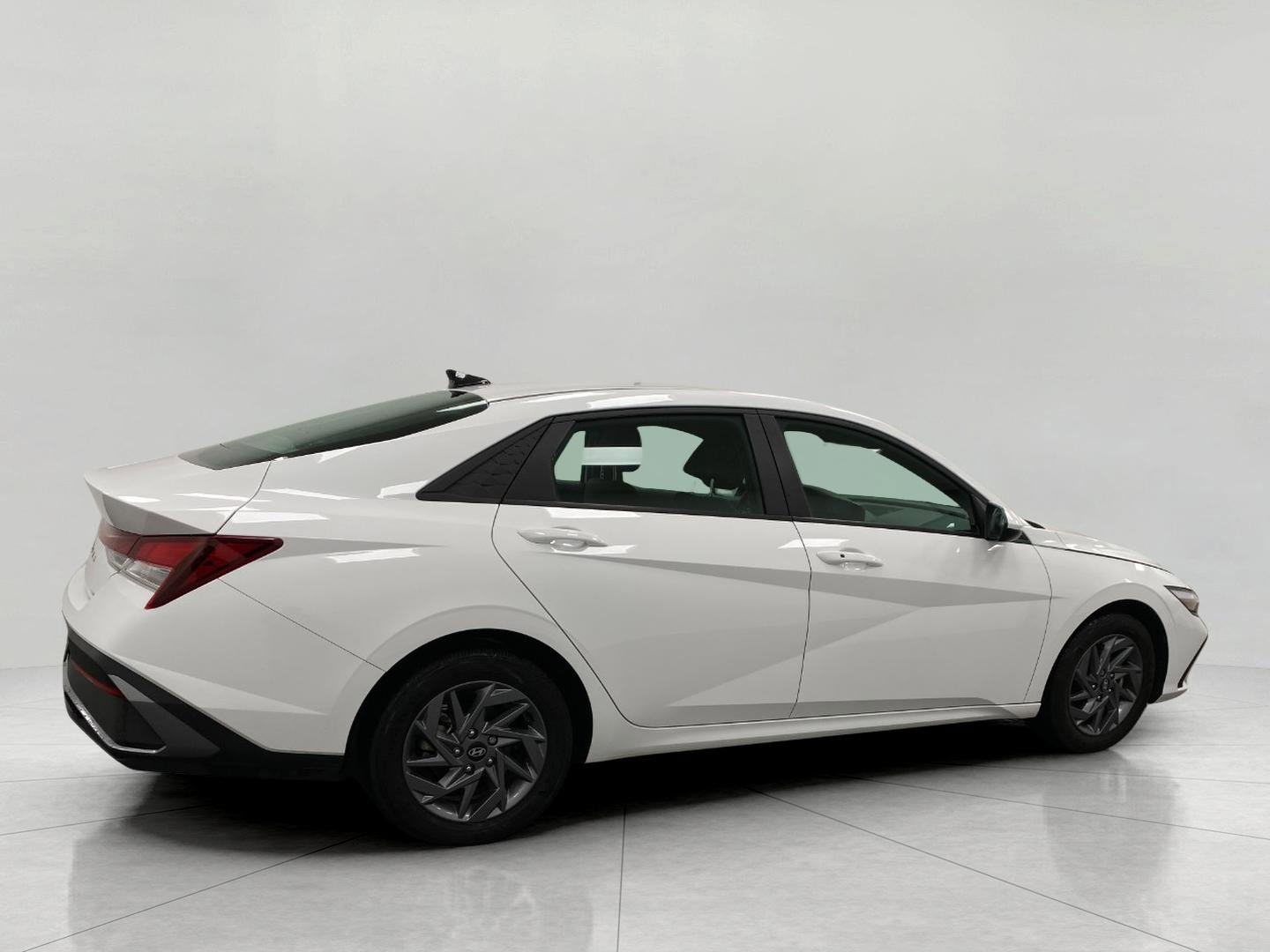 Certified 2024 Hyundai Elantra SEL FWD image 2