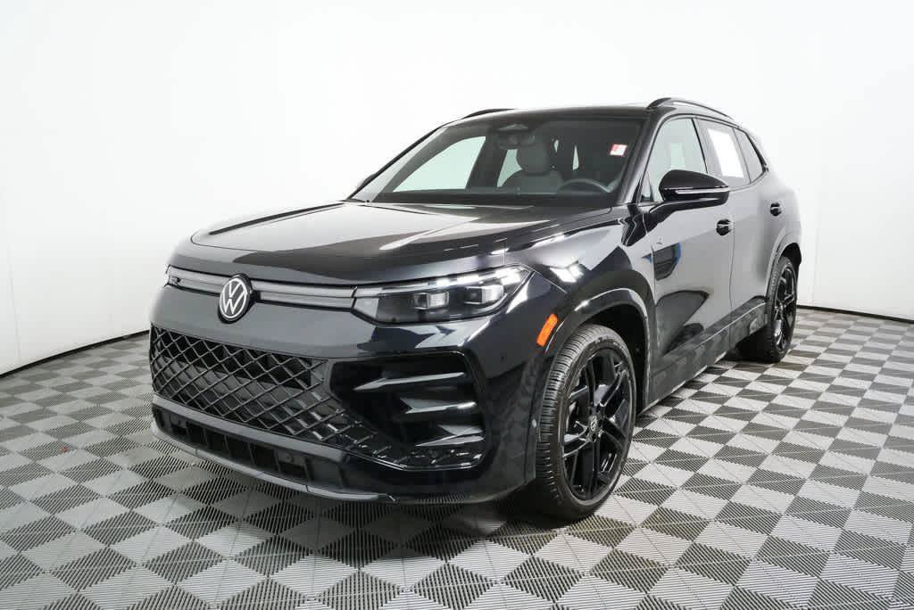 Certified 2025 Volkswagen Tiguan SE R-Line FWD image 31