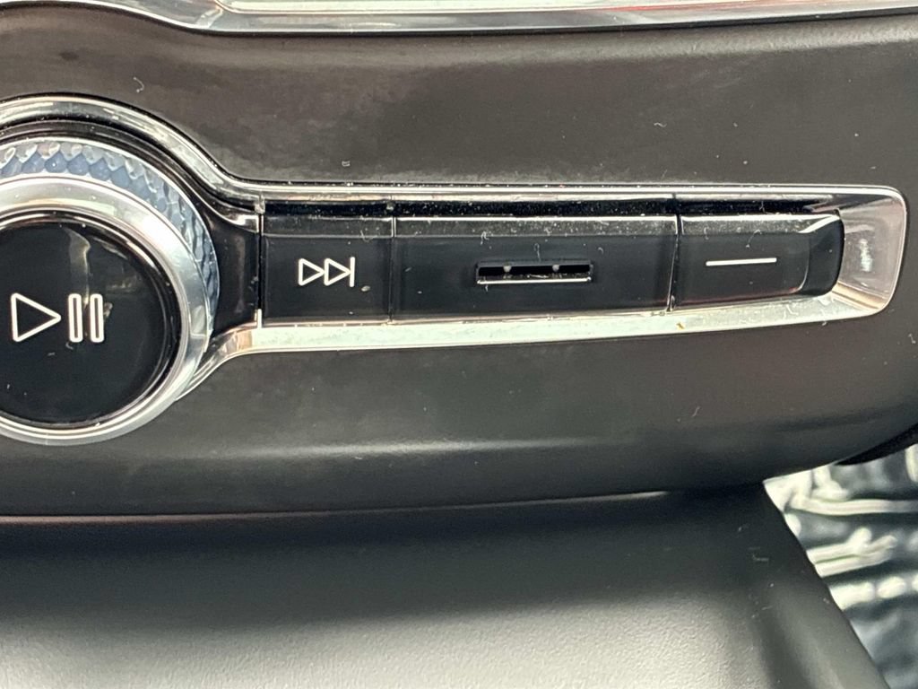 Used 2025 Volvo XC60 B5 Plus AWD/4WD image 40