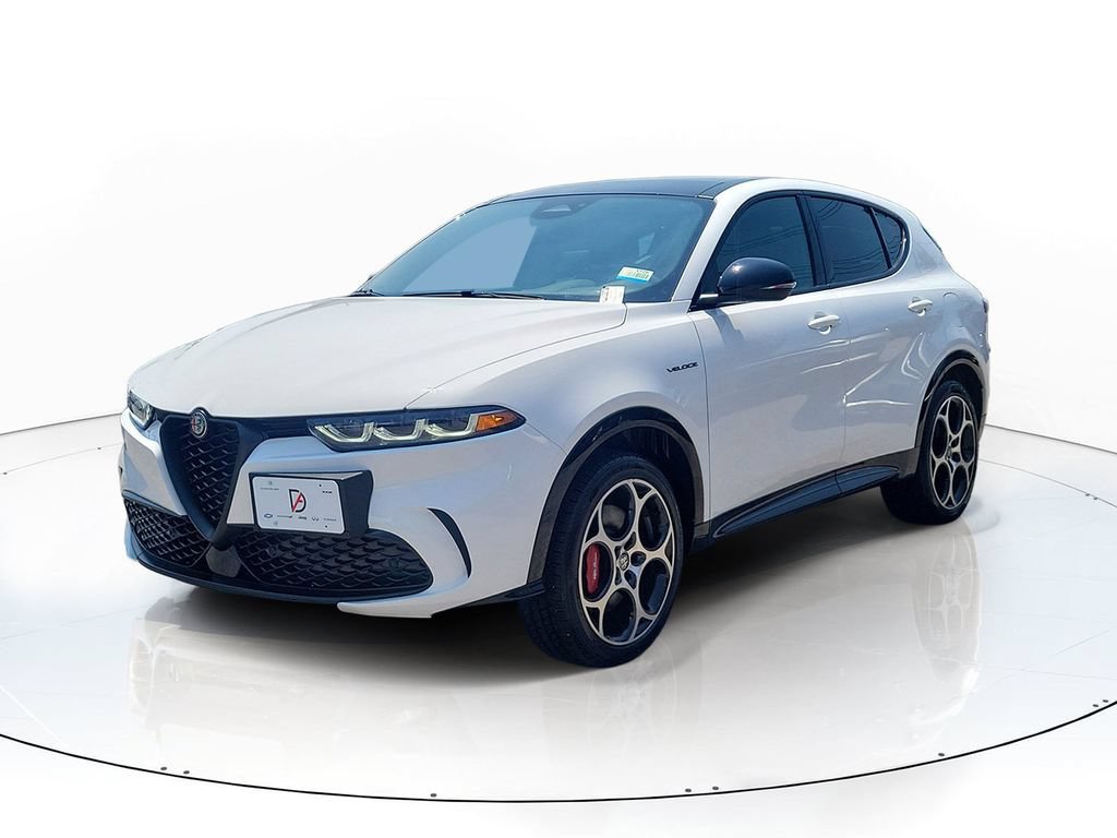 Used 2025 Alfa Romeo Tonale w/ Premium Package AWD/4WD image 2