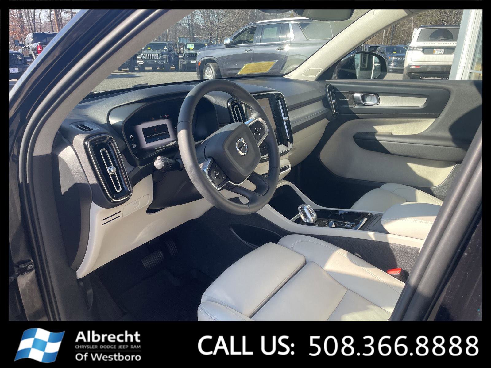 Used 2024 Volvo XC40 B5 Ultimate w/ Climate Package AWD/4WD image 9