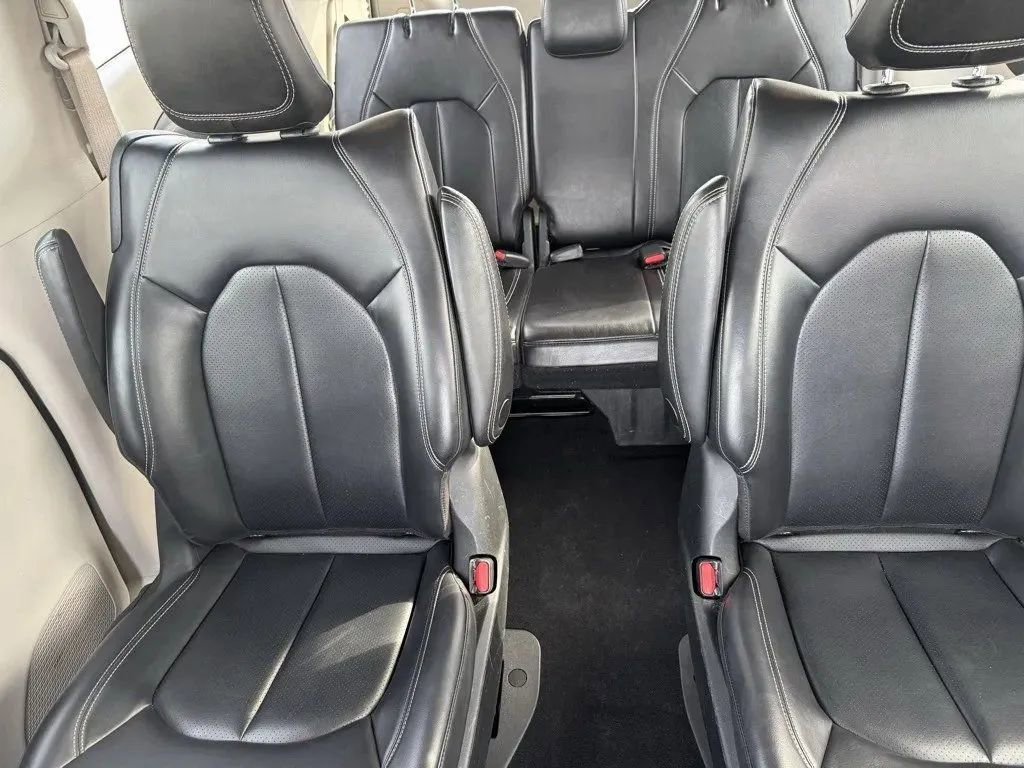 Used 2023 Chrysler Pacifica Touring-L image 18