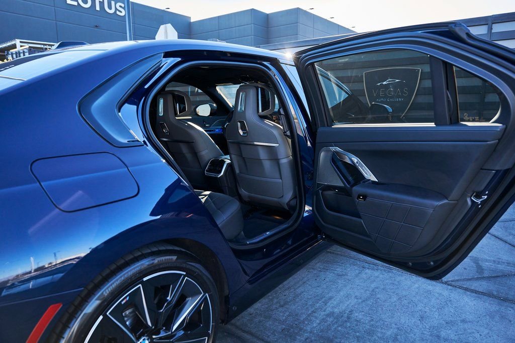 Used 2025 BMW 760i xDrive w/ Executive Package image 21