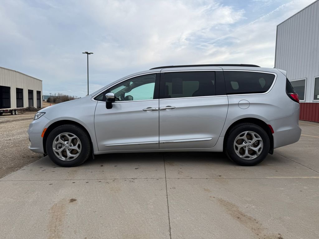 Used 2023 Chrysler Pacifica Limited AWD/4WD image 8
