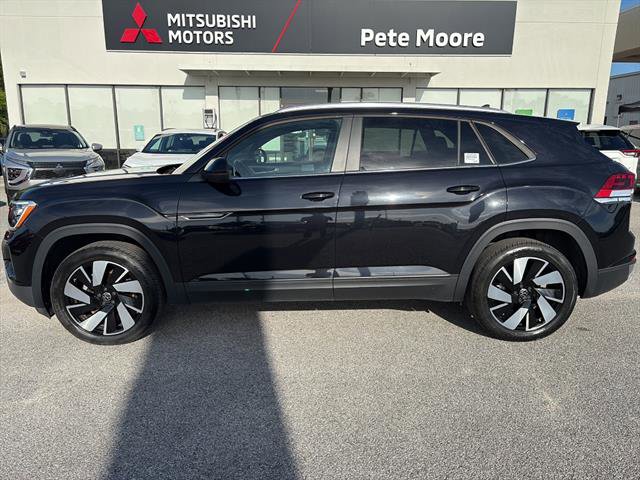 Certified 2025 Volkswagen Atlas Cross Sport SE FWD image 3