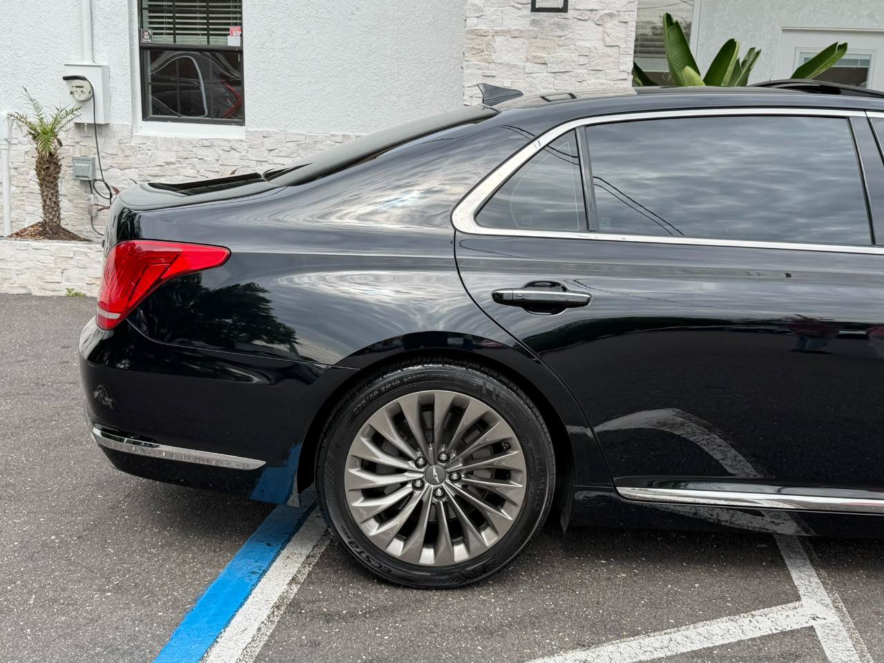 Used 2017 Genesis G90 3.3T Premium RWD image 17