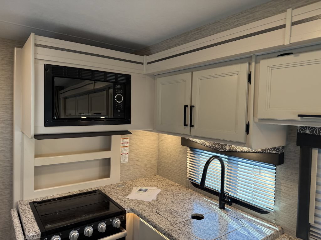 Used 2022 Ford E-450 and Econoline 450 Super Duty w/ Motorhome Prep Package RWD image 46