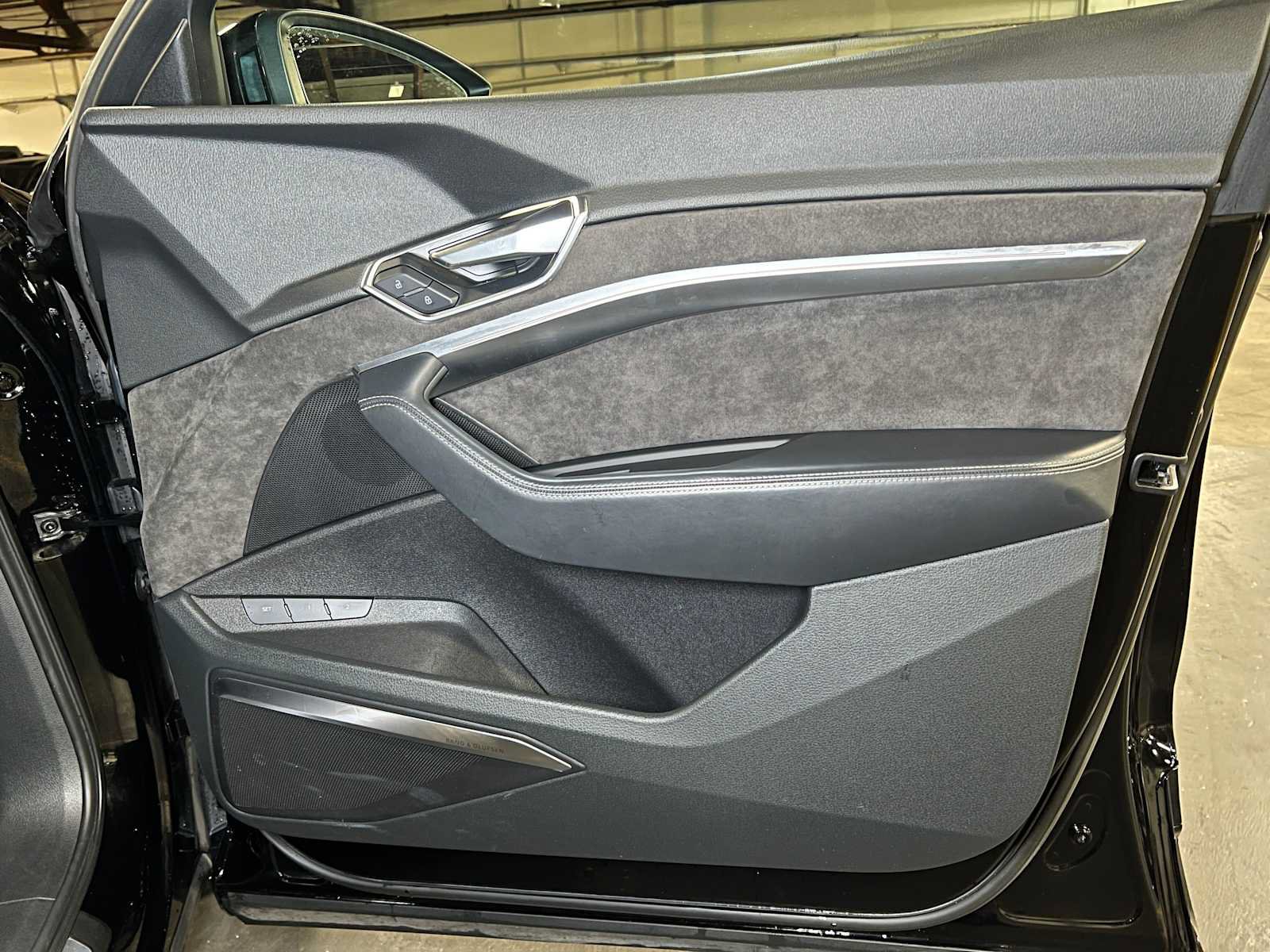 Used 2019 Audi e-tron Prestige w/ Prestige Package AWD/4WD image 10