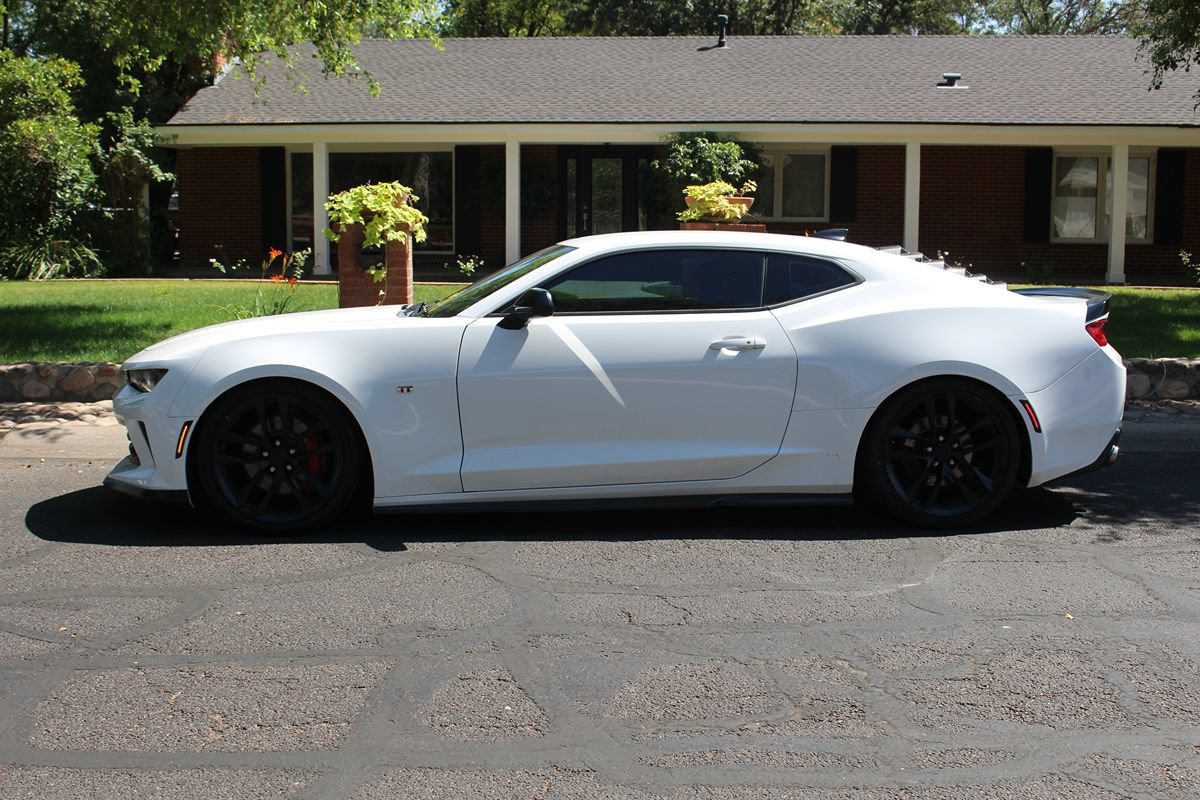 Used 2017 Chevrolet Camaro LT RWD image 2