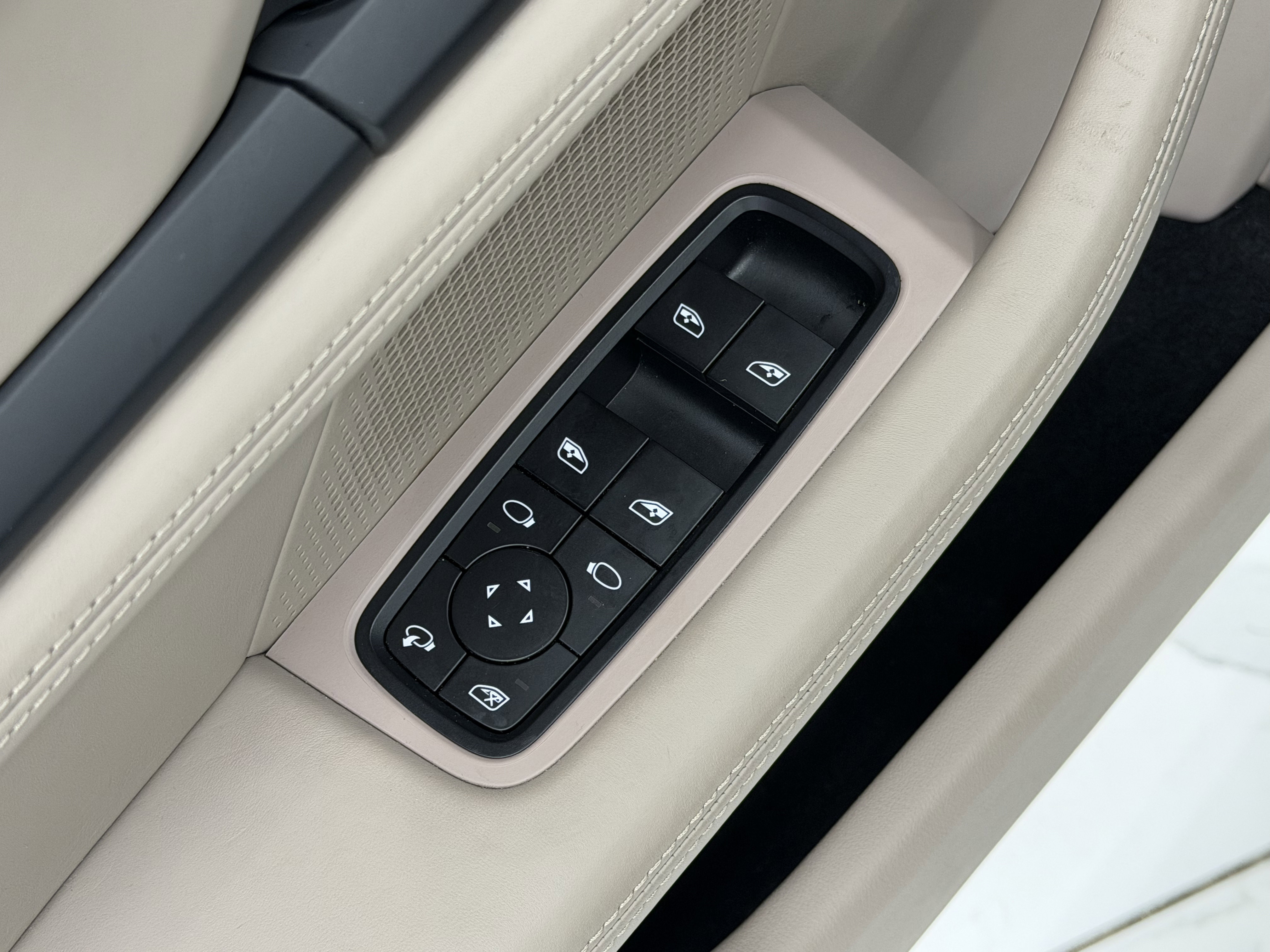 Certified 2023 Porsche Taycan Turbo image 30