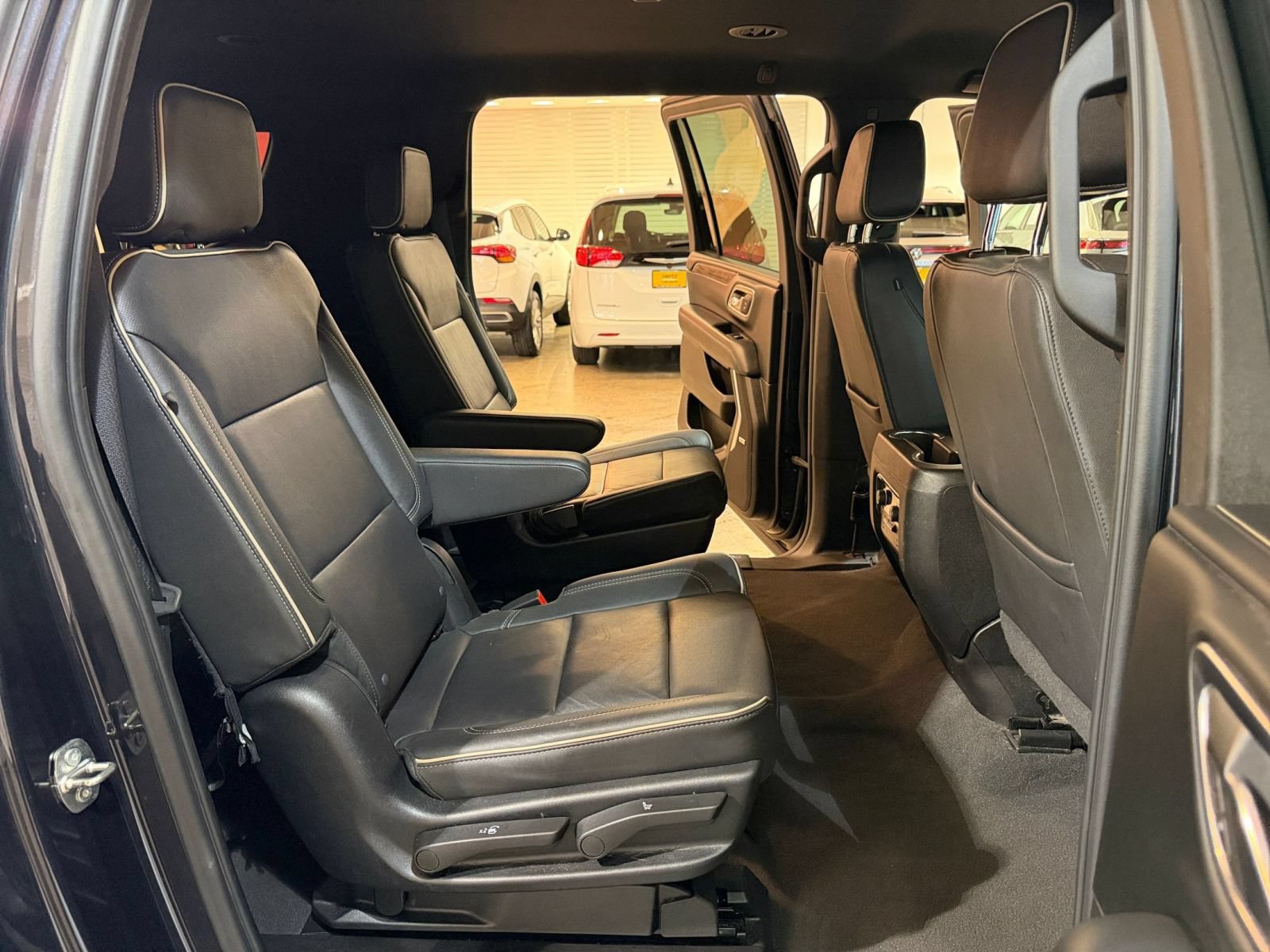 Used 2023 Chevrolet Suburban Premier AWD/4WD image 38