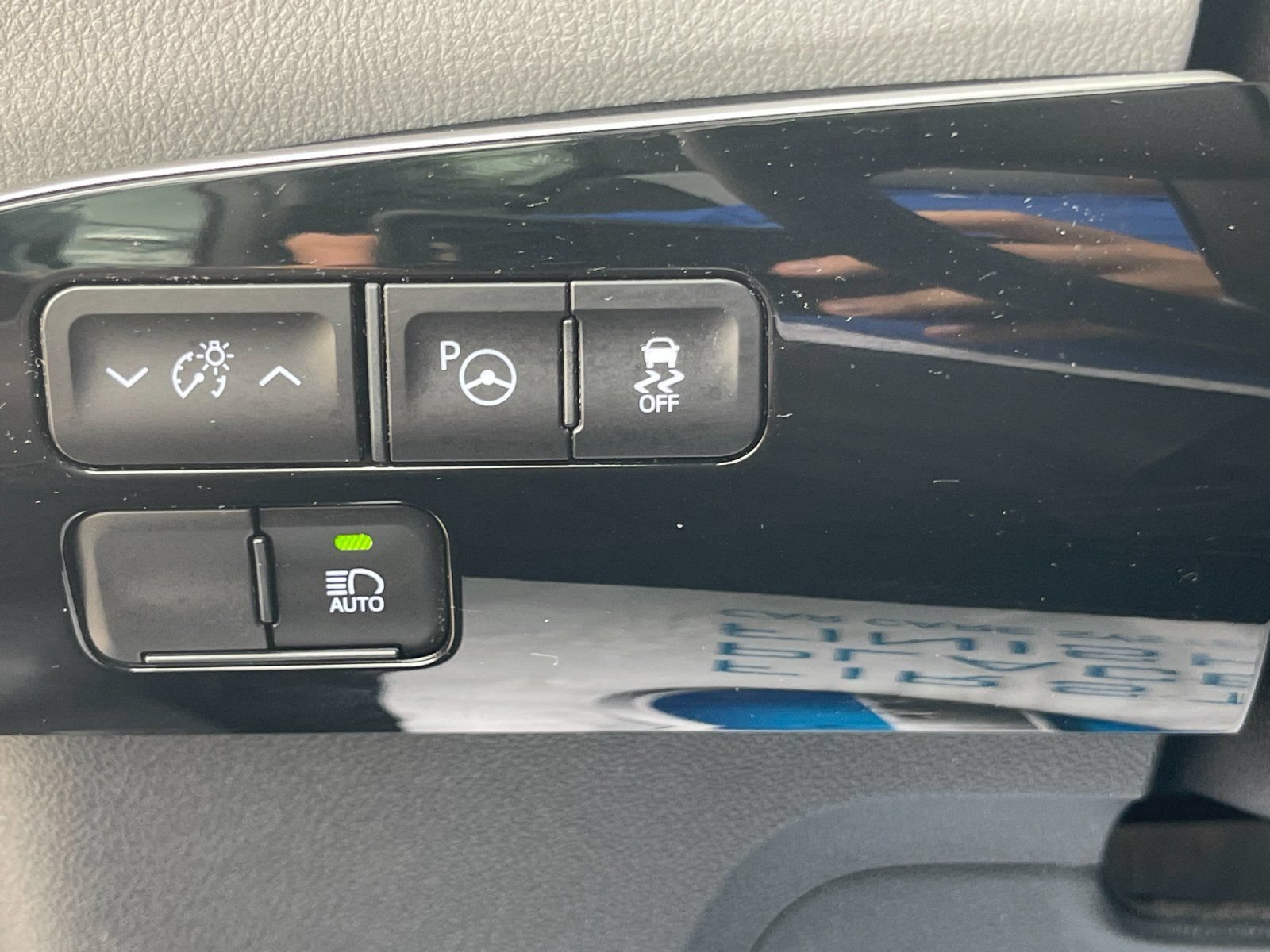 Used 2021 Toyota Prius LE FWD image 30