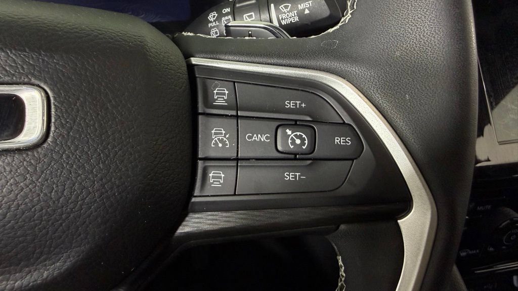 Used 2023 Jeep Grand Cherokee Altitude AWD/4WD image 20