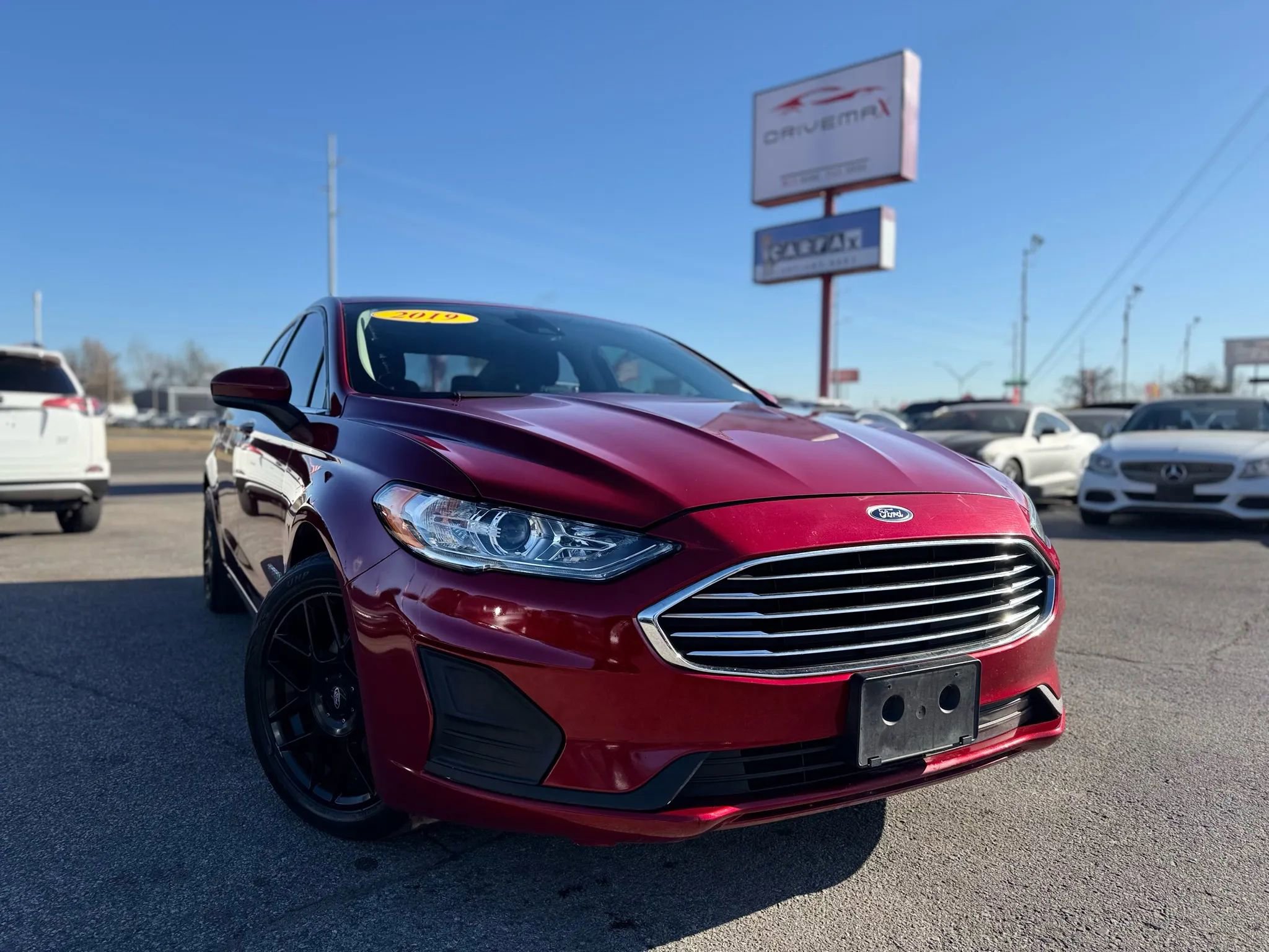 Used 2019 Ford Fusion SE FWD image 2