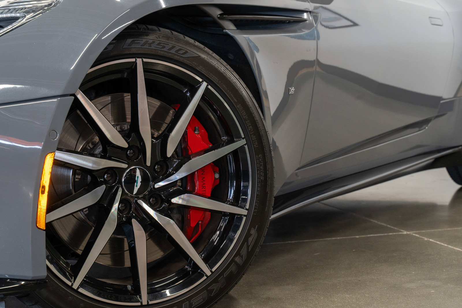 Used 2018 Aston Martin DB11 V12 RWD image 27
