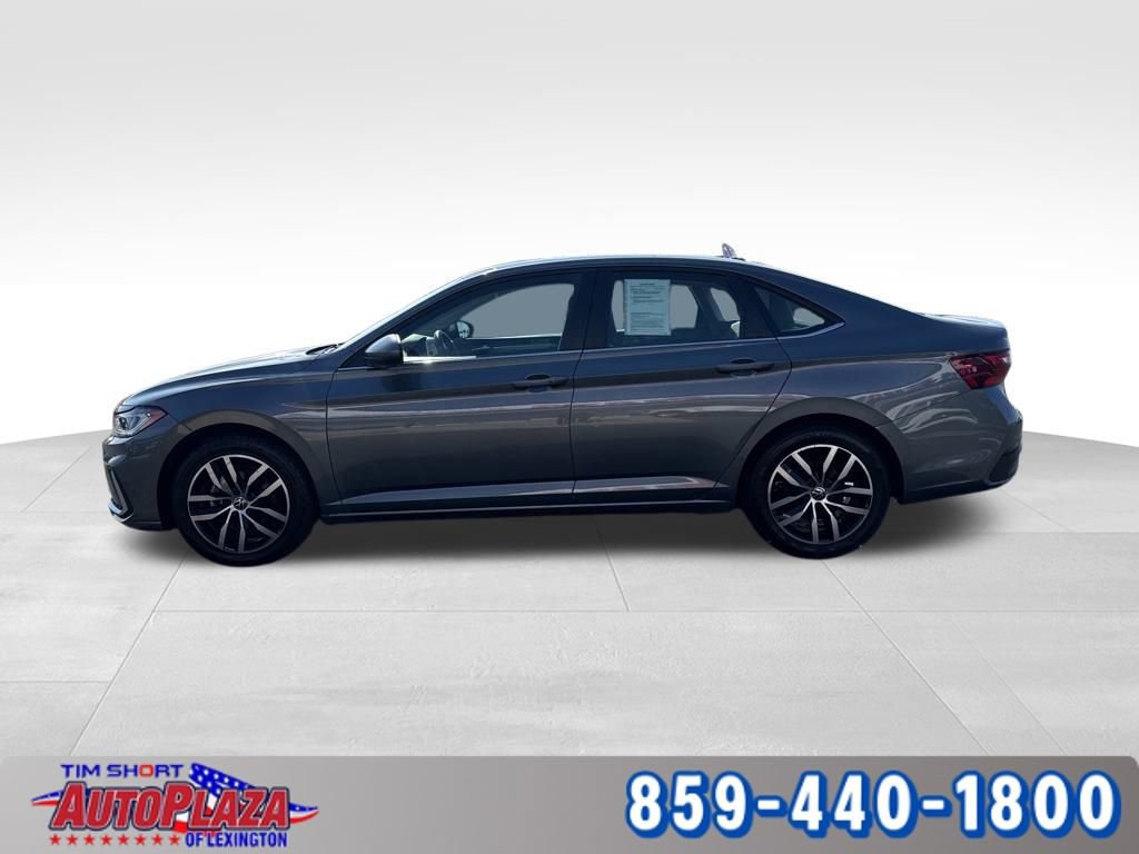 Used 2025 Volkswagen Jetta SE image 12