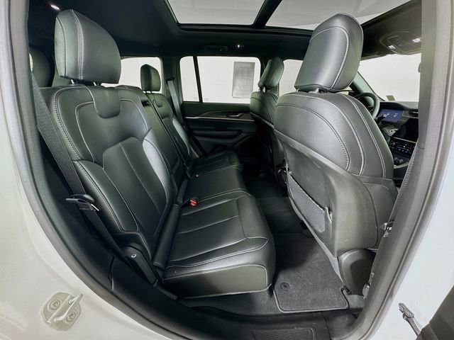 Used 2024 Jeep Grand Cherokee Limited w/ Black Appearance Package image 33