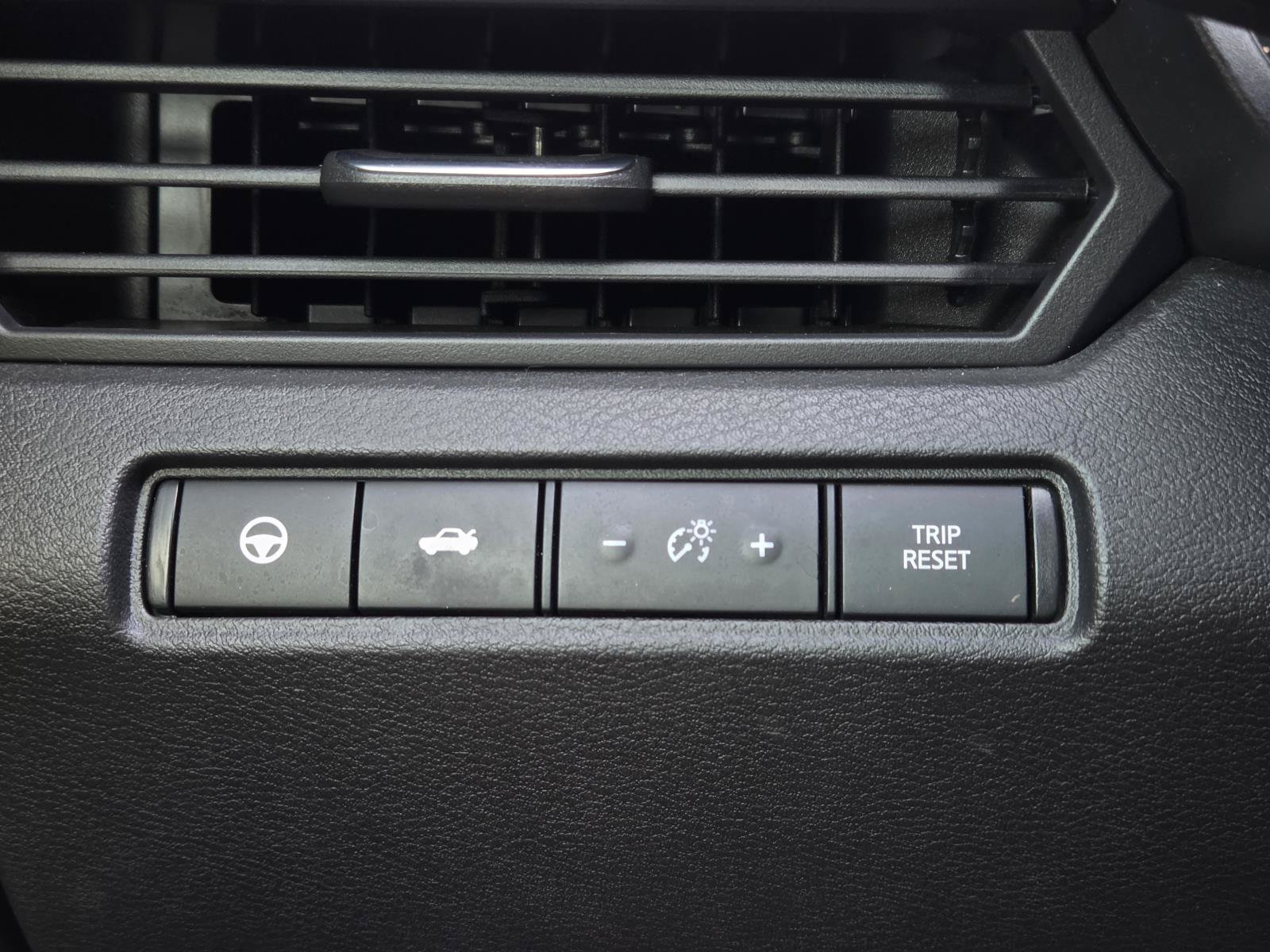 Used 2024 Nissan Altima 2.0 SR FWD image 19