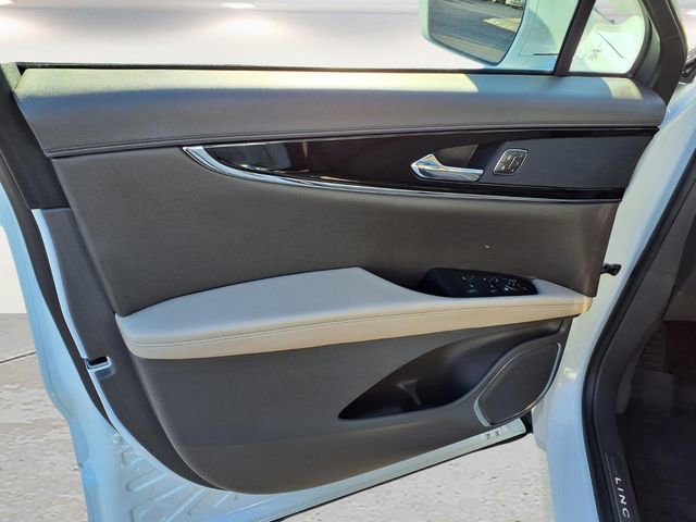 Used 2023 Lincoln Nautilus Reserve image 17