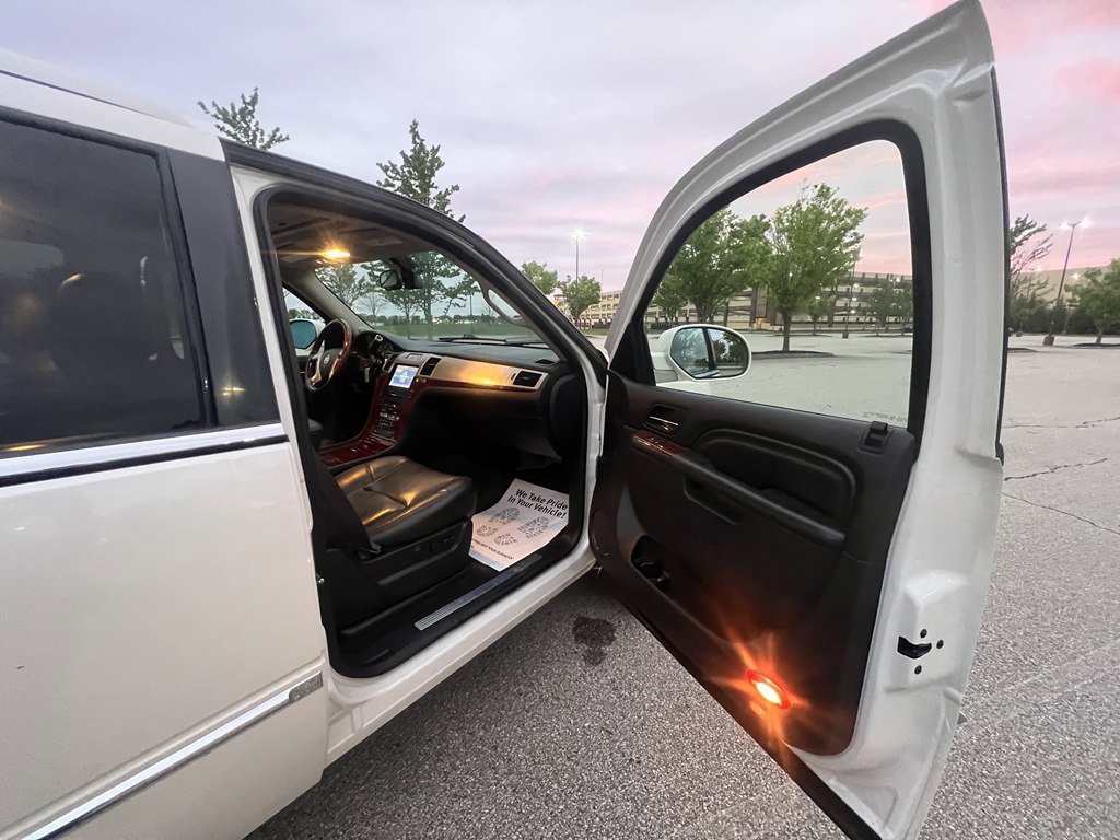 Used 2014 Cadillac Escalade Luxury AWD/4WD image 9