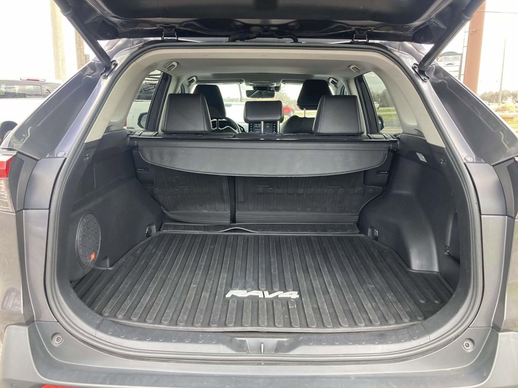 Used 2021 Toyota RAV4 XLE Premium image 14