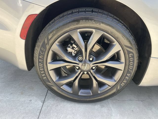 Used 2018 Chrysler Pacifica Touring-L Plus FWD image 34