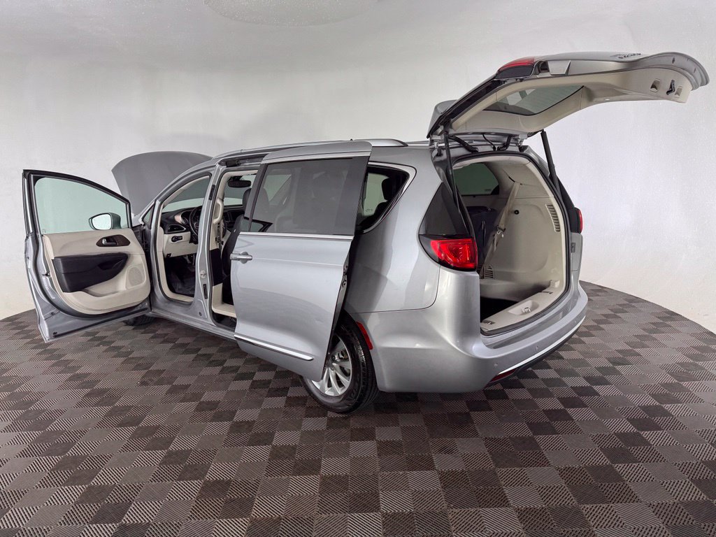 Used 2018 Chrysler Pacifica Touring-L FWD image 15