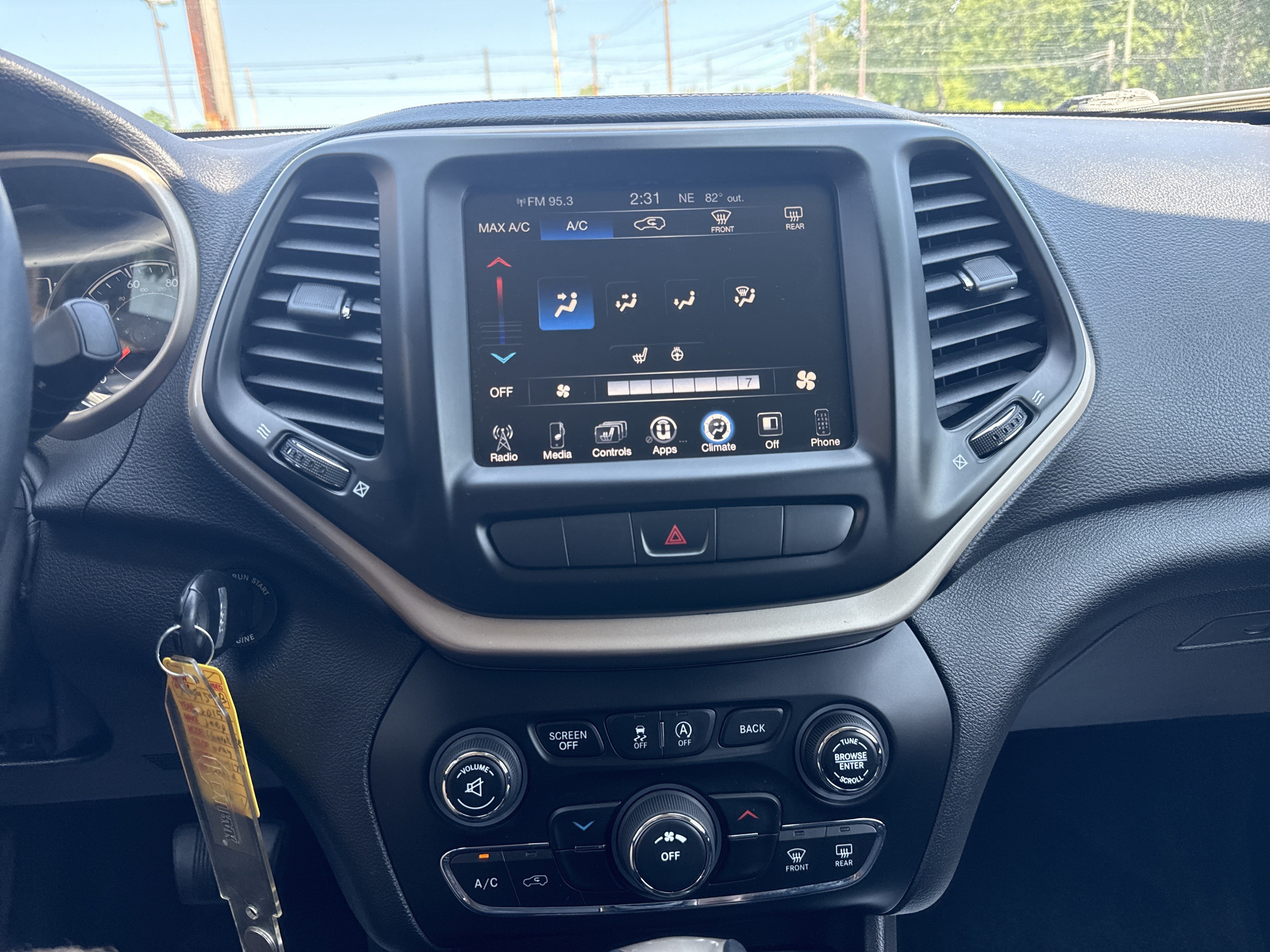 Used 2015 Jeep Cherokee Latitude w/ Cold Weather Group AWD/4WD image 25