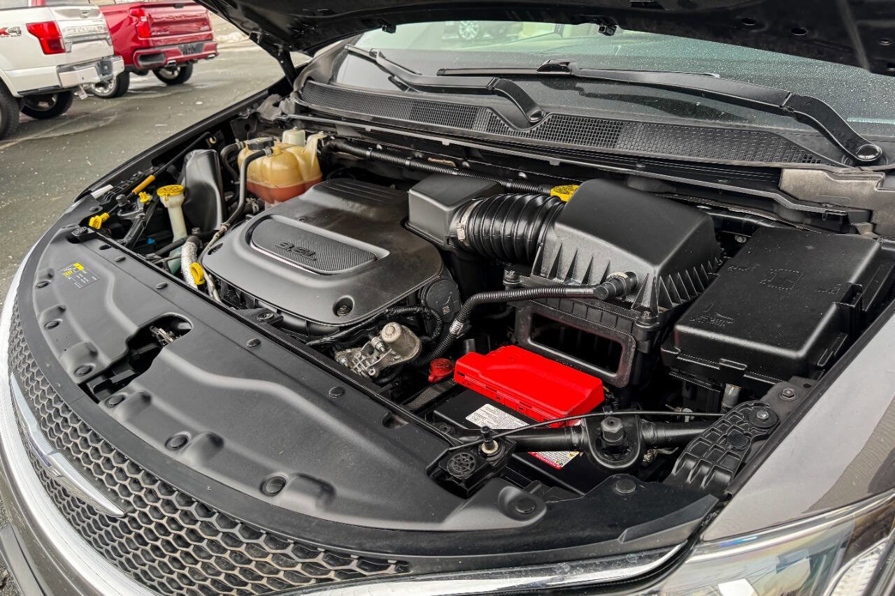 Used 2019 Chrysler Pacifica Touring-L image 32