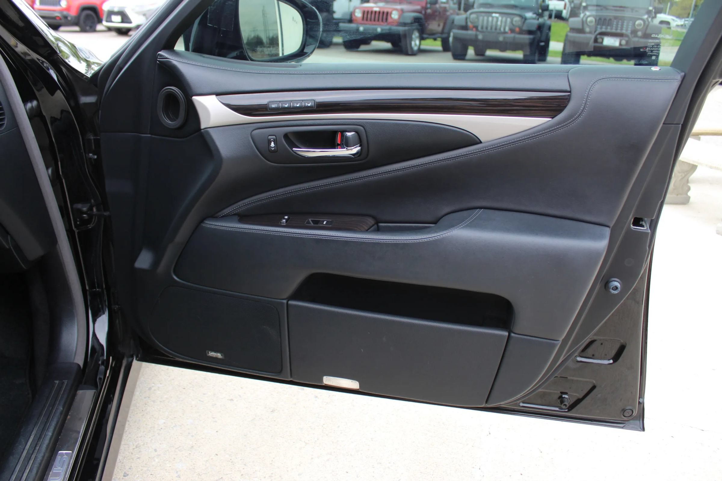 Used 2015 Lexus LS 460 AWD w/ Comfort Package image 28