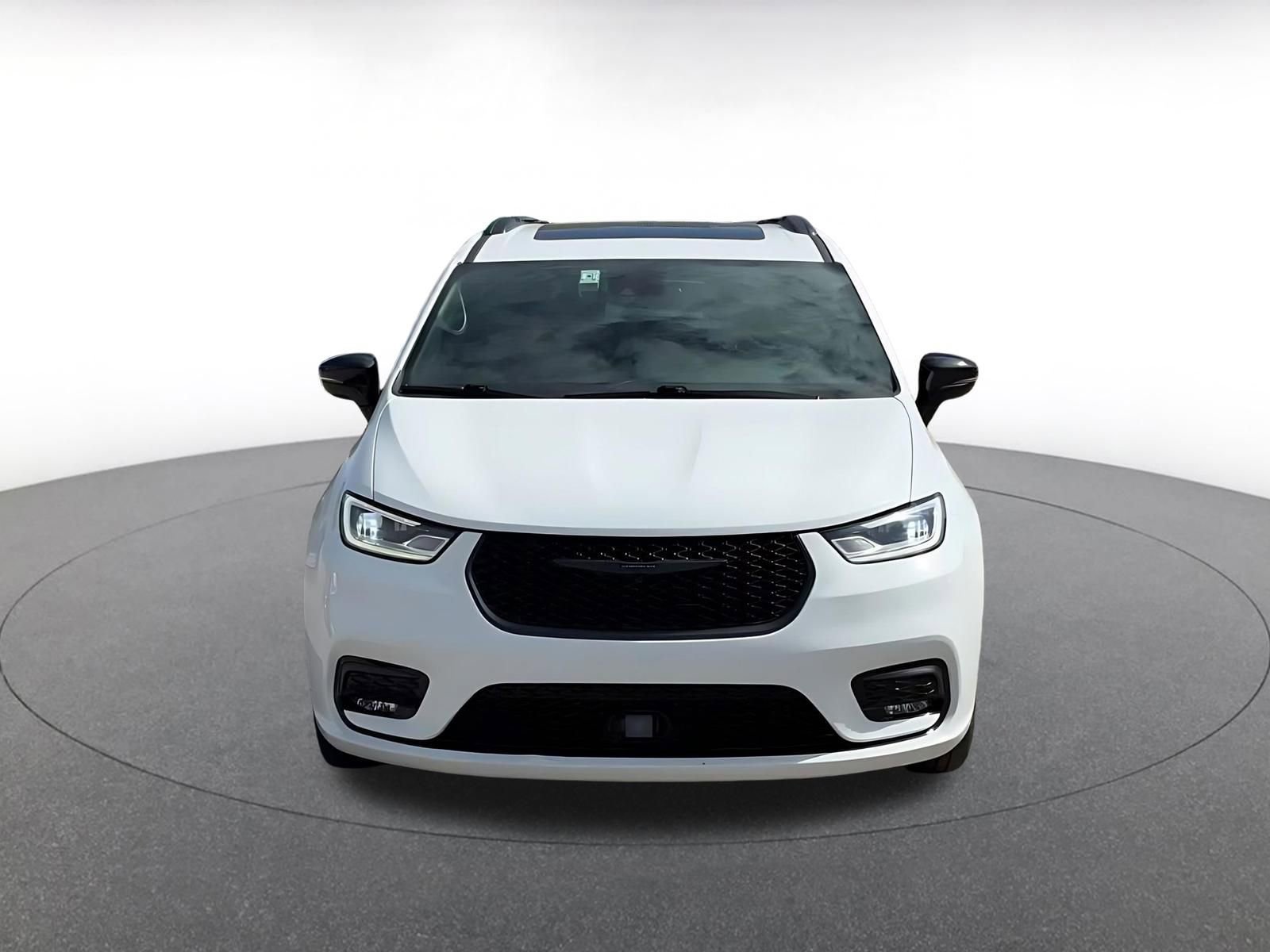 Used 2025 Chrysler Pacifica Limited image 4