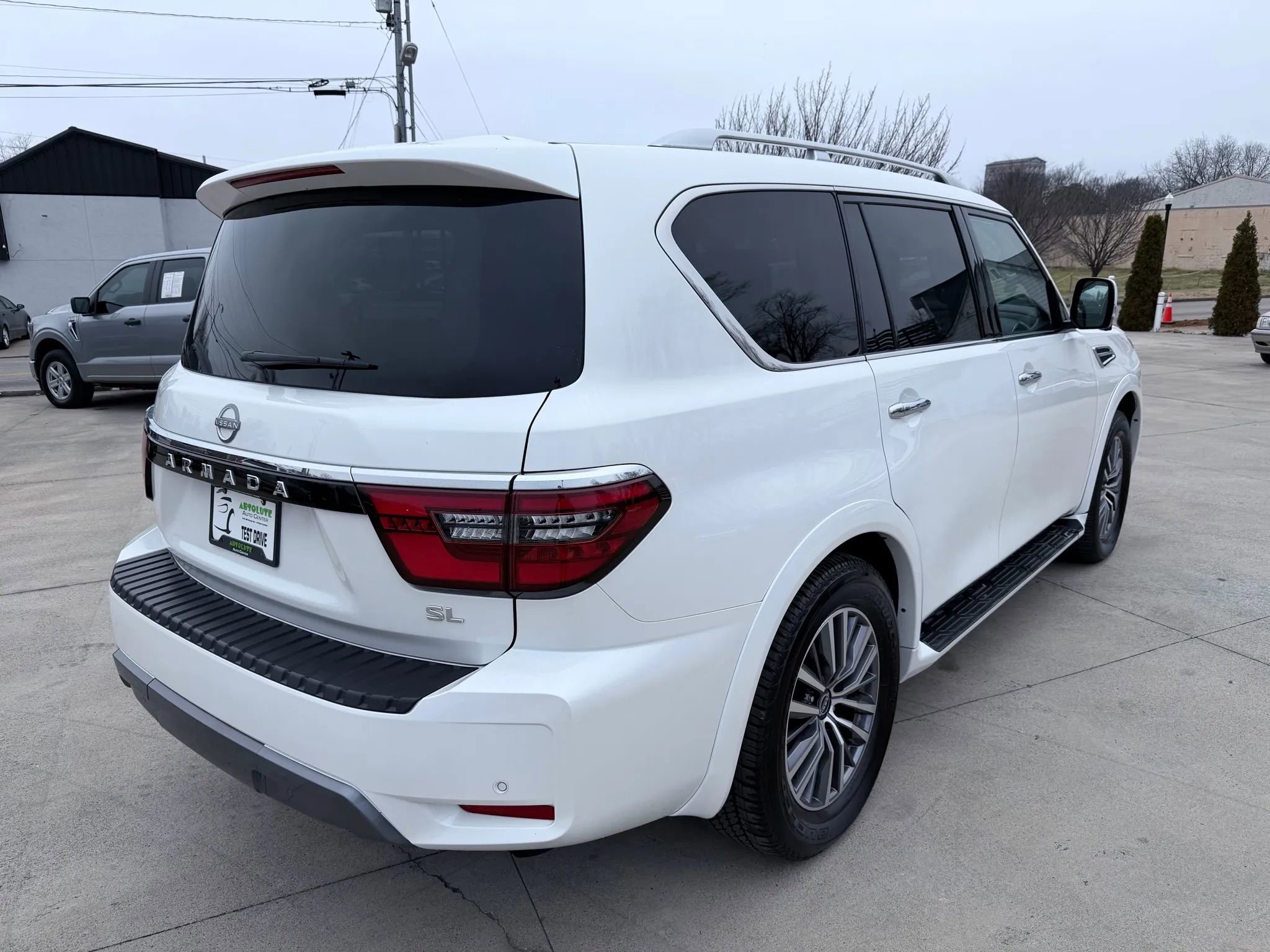 Used 2024 Nissan Armada SL w/ Captain's Chairs Package image 5