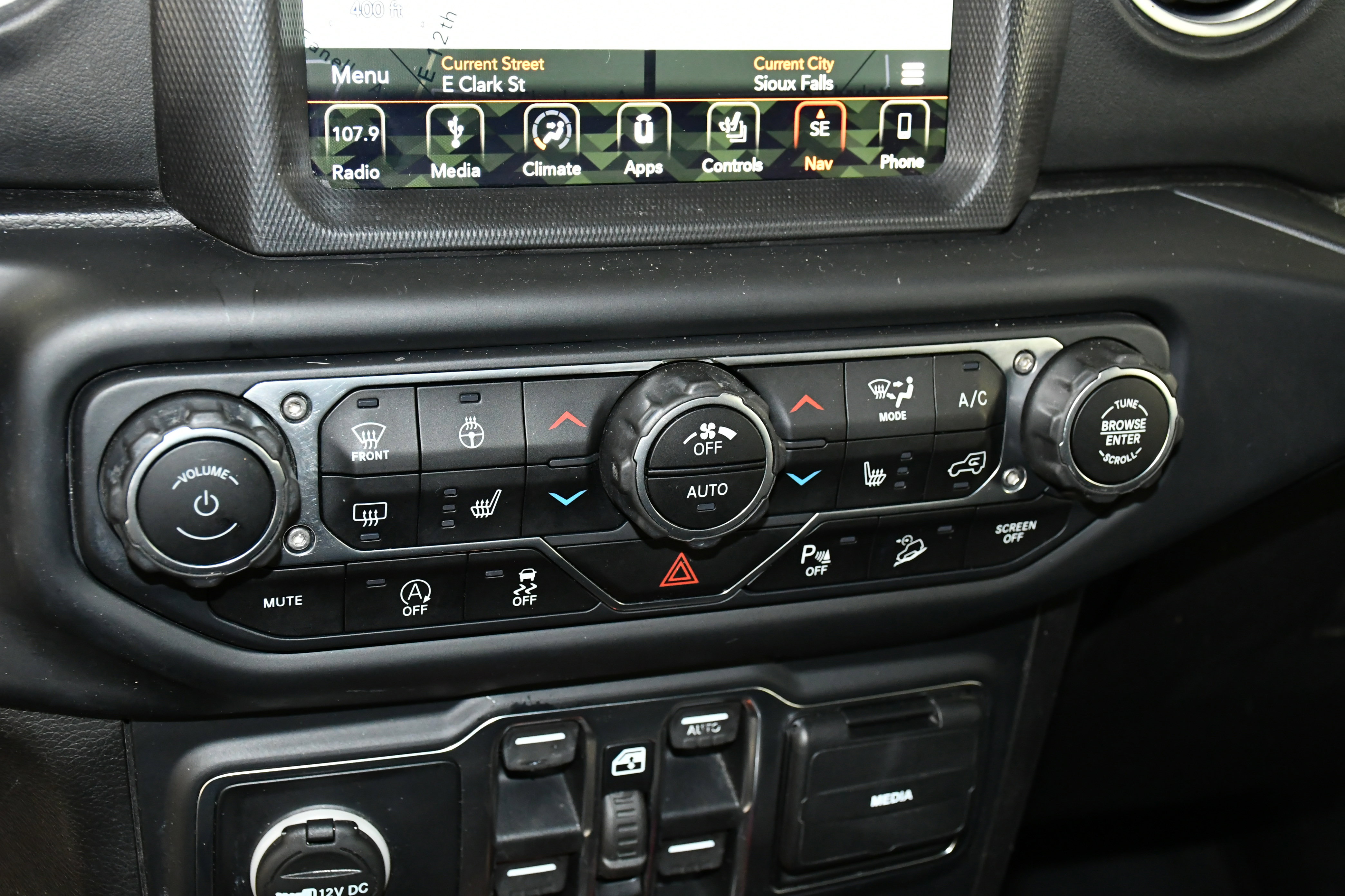 Used 2019 Jeep Wrangler Unlimited Sahara image 32