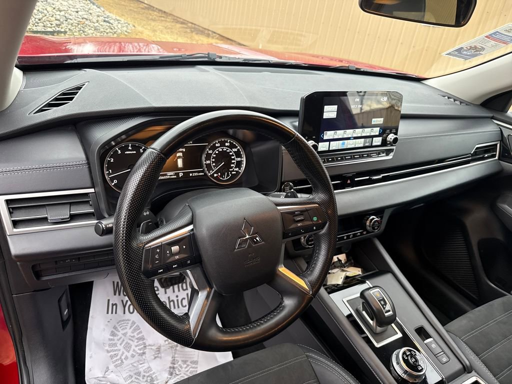 Used 2024 Mitsubishi Outlander SE image 13