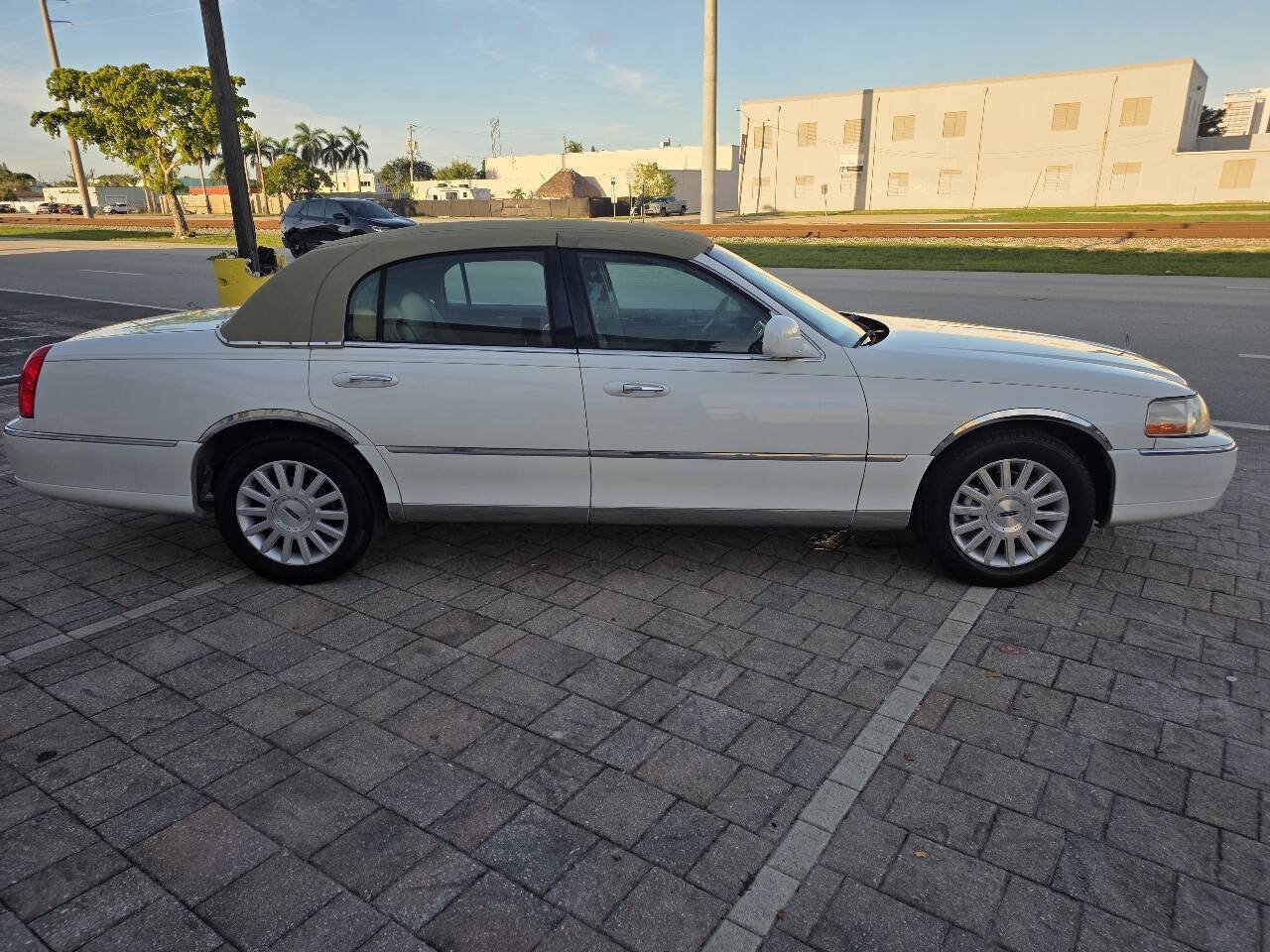 Used 2003 Lincoln Town Car Executive RWD image 2