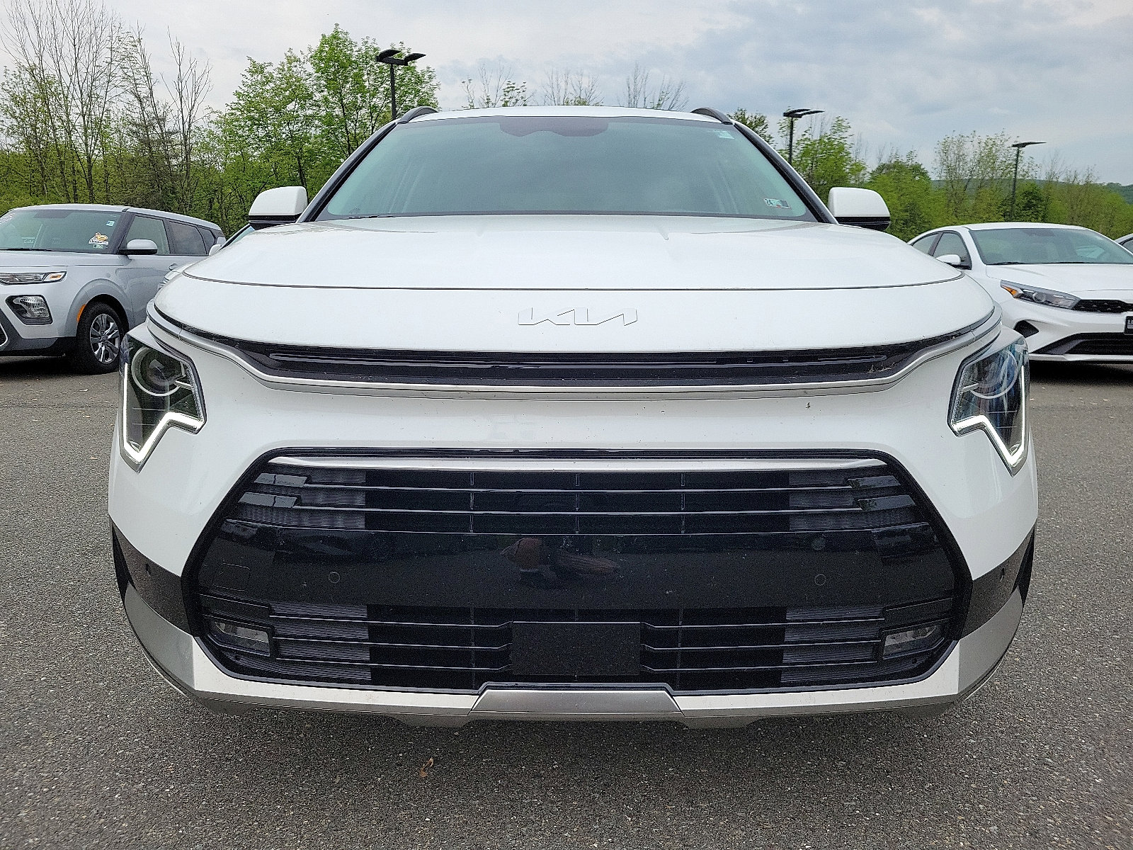 Used 2024 Kia Niro SX image 2