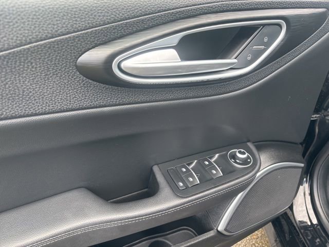 Used 2018 Alfa Romeo Giulia Base image 21