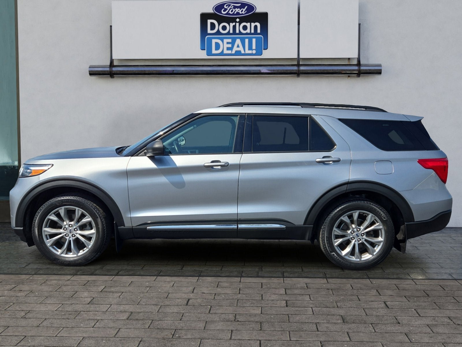 Used 2023 Ford Explorer XLT w/ Equipment Group 202A image 6