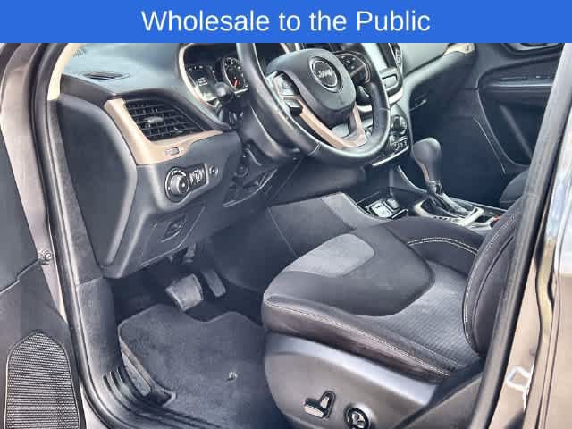 Used 2015 Jeep Cherokee Latitude w/ Comfort/Convenience Group FWD image 3
