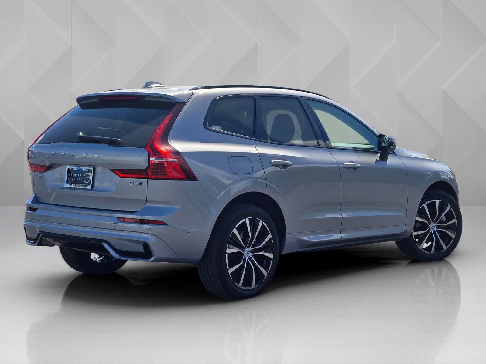 Certified 2025 Volvo XC60 B5 Plus AWD/4WD image 6
