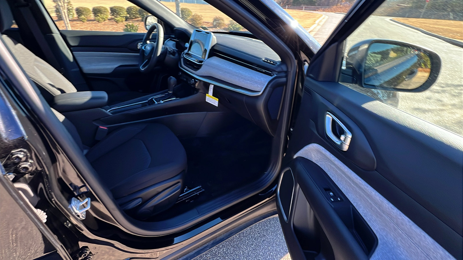 Certified 2025 Jeep Compass Sport image 19