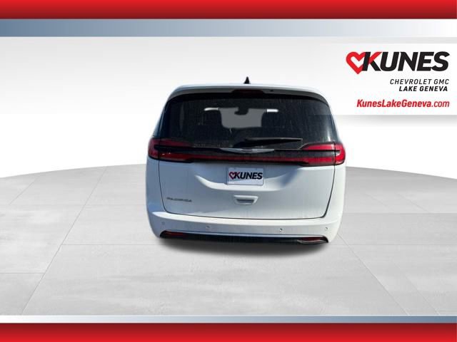 Used 2024 Chrysler Pacifica Touring-L image 5