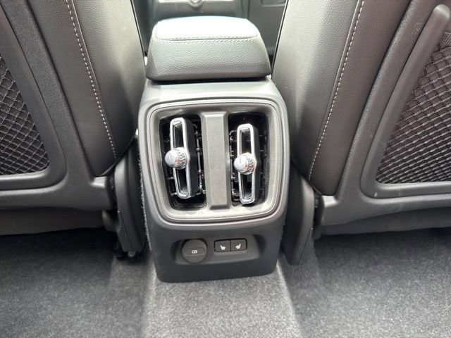 Certified 2025 Volvo XC40 B5 Plus AWD/4WD image 17