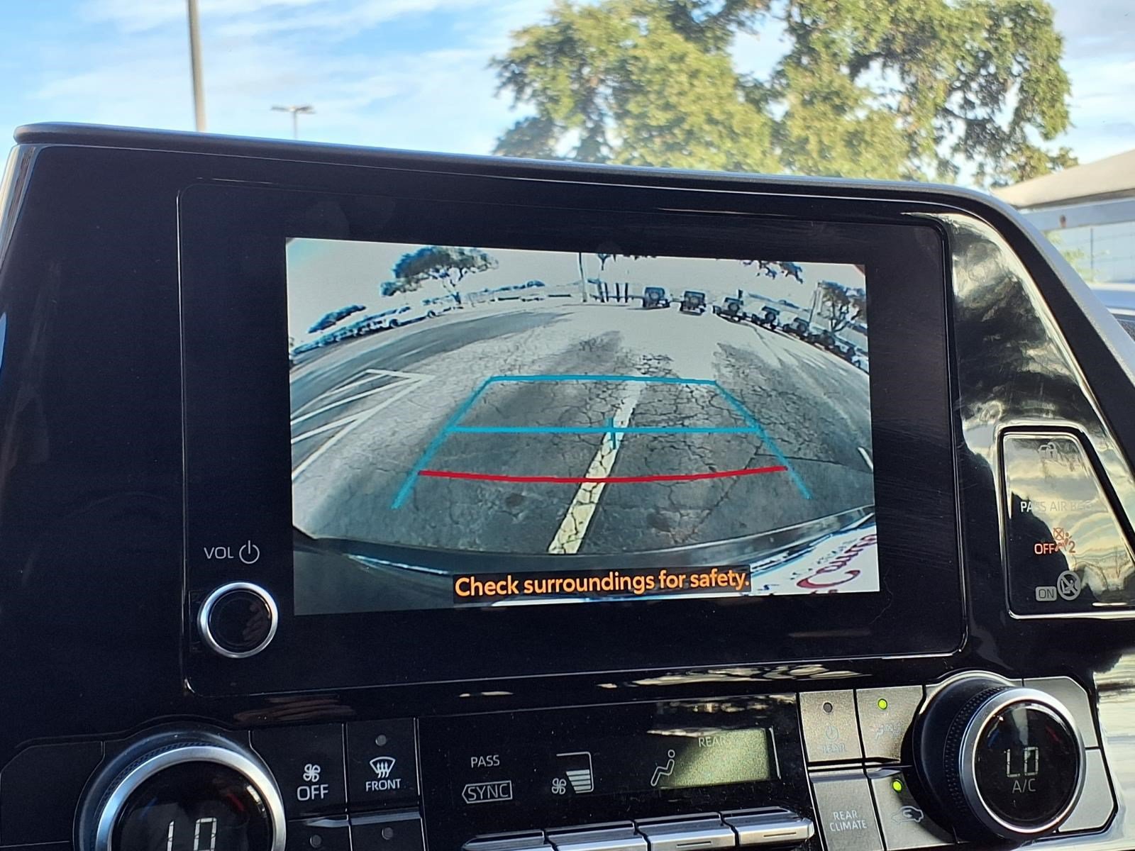 Used 2025 Toyota Highlander LE FWD image 15