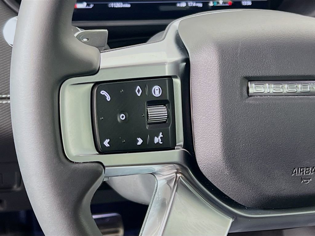 Used 2025 Land Rover Discovery Dynamic SE image 10