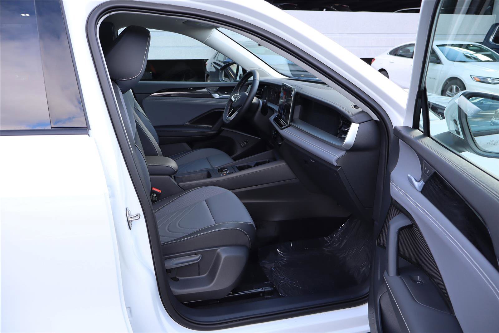 New 2026 Volkswagen Tiguan SE image 28