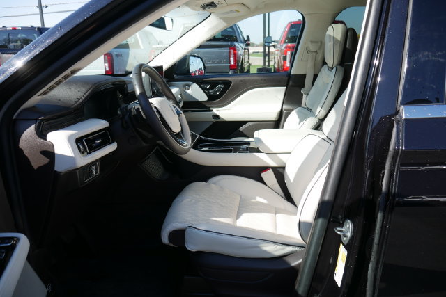 Used 2023 Lincoln Aviator Black Label w/ Dynamic Handling Package AWD/4WD image 2