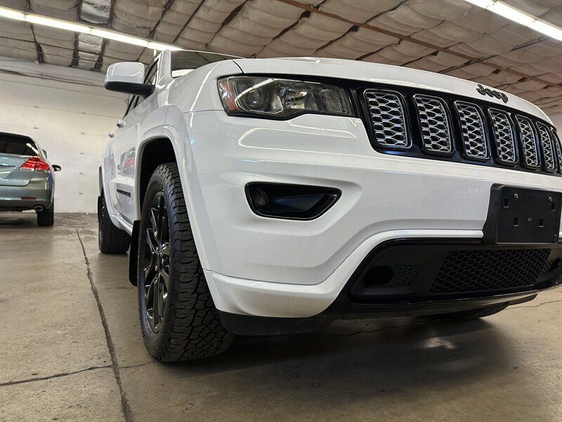 Used 2017 Jeep Grand Cherokee Altitude image 39